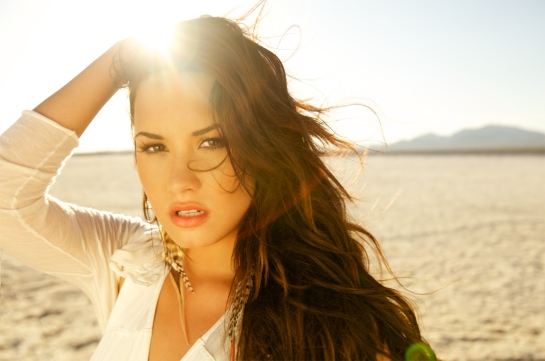 Demi Lovato in her comeback single after rehab Skyscraper